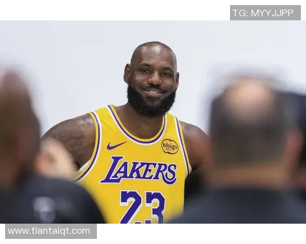 勒布朗与足球巨星的精彩相遇:跨界交流与友谊的故事