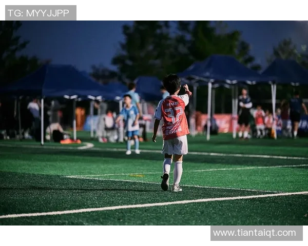 热爱少林足球的足球明星们如何在绿茵场上展现独特魅力与风采