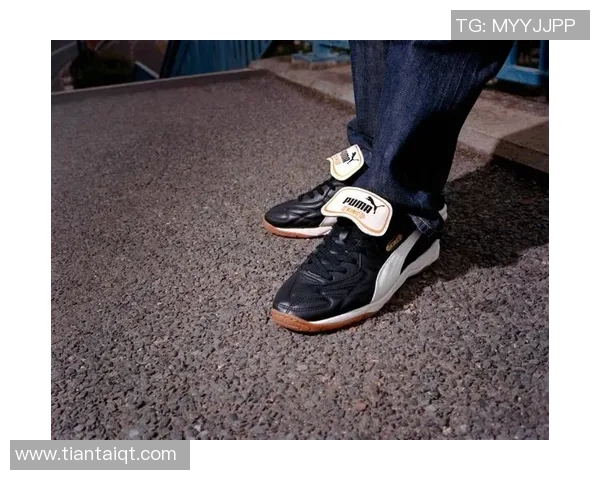 足球明星们的鞋子选择揭秘从球场到时尚的完美搭配解析